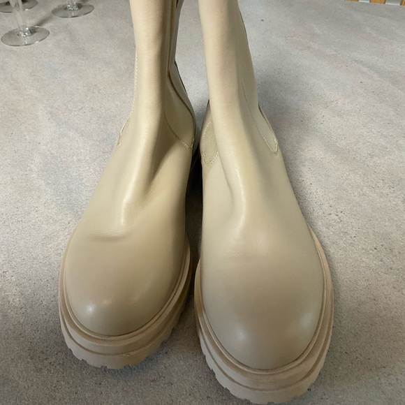 NWOB REISS Thea Chelsea Boots in Soft Camel Size 6 - Picture 2 of 7